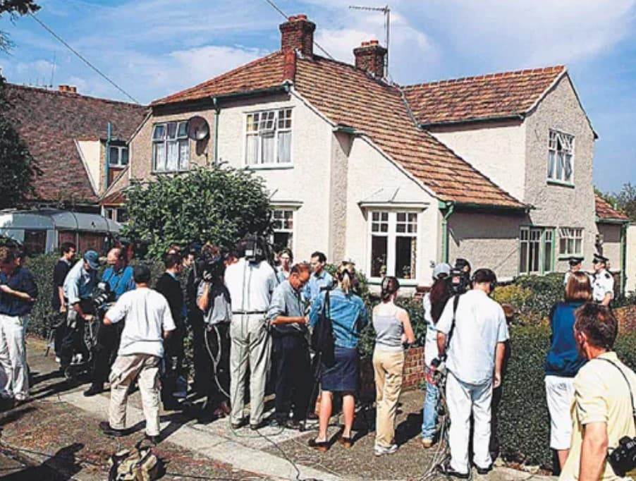 Журналисты у дома Мелиты Норвуд в Бекслихите после разоблачения в 1999 году