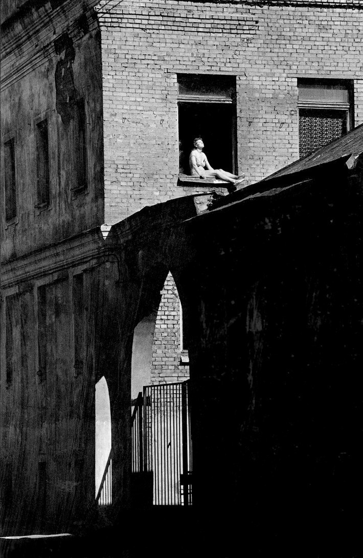 Женщина на солнечной улице Ленинграда фотография Китаева