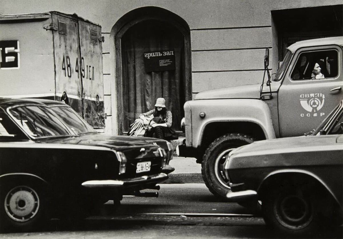 Уличная сцена у кафе Сайгон Ленинград фото Китаева 1988