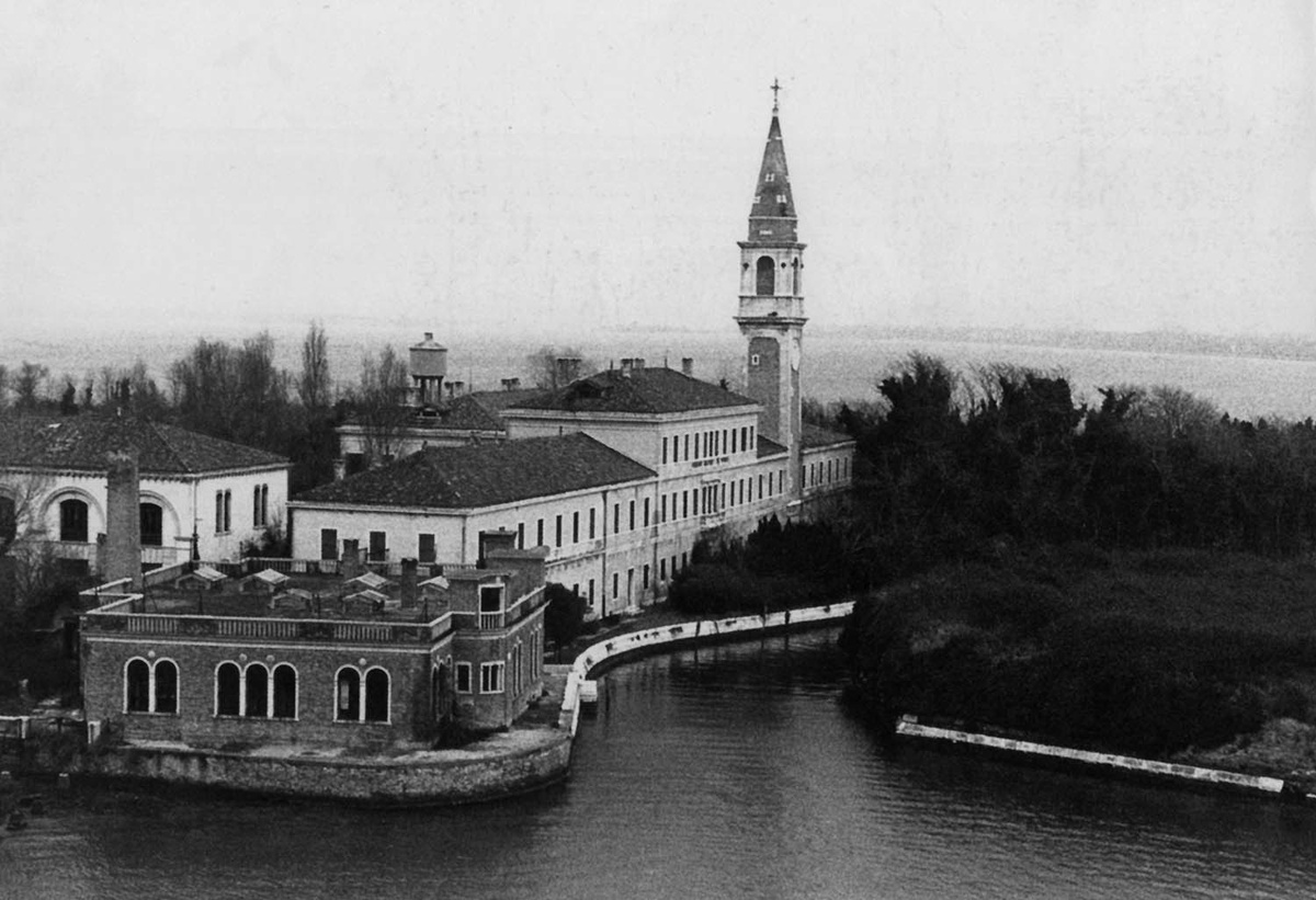 Фасад психиатрической больницы на острове Повелья, открытой в 1922 году