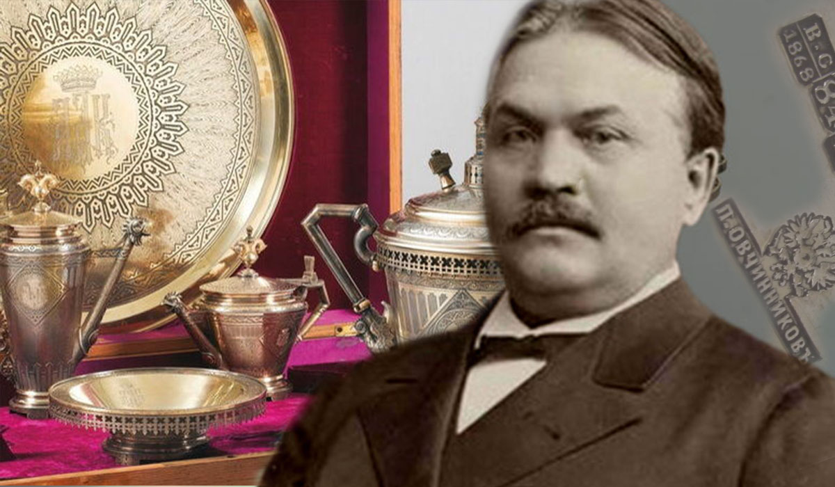 Павел Овчинников ювелир на фоне серебряных изделий фабрики Овчинникова с перегородчатой эмалью