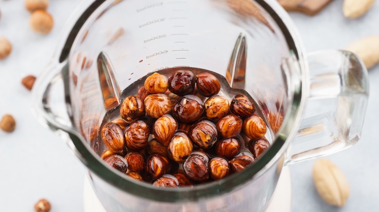 Ореховая паста в блендере на стадии измельчения фундука