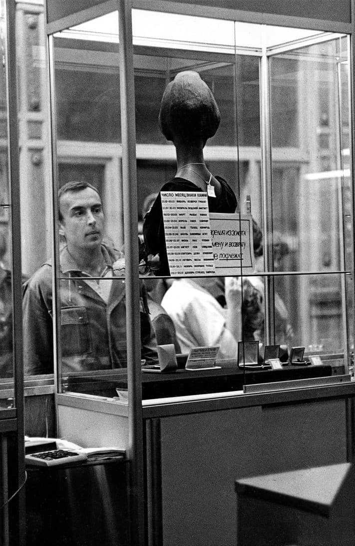 Витрина магазина в Ленинграде черно-белое фото 1988