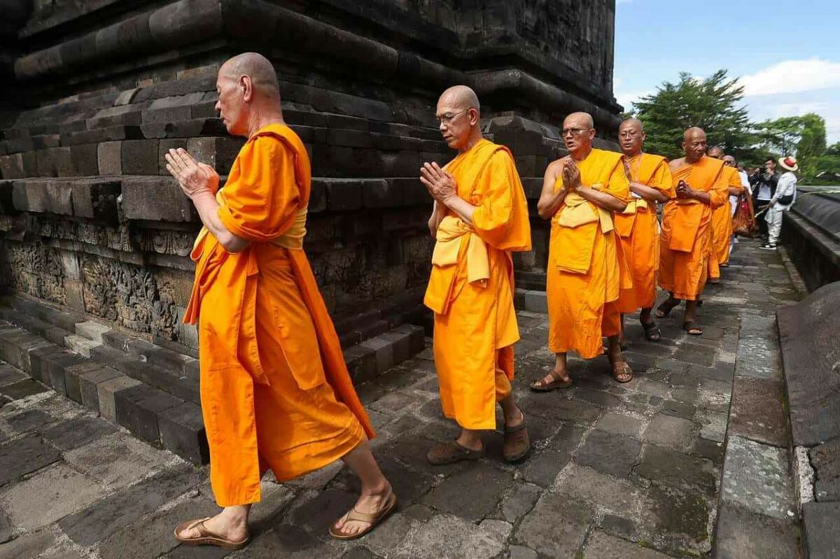 Процессия буддийских монахов у древнего храма в Таиланде