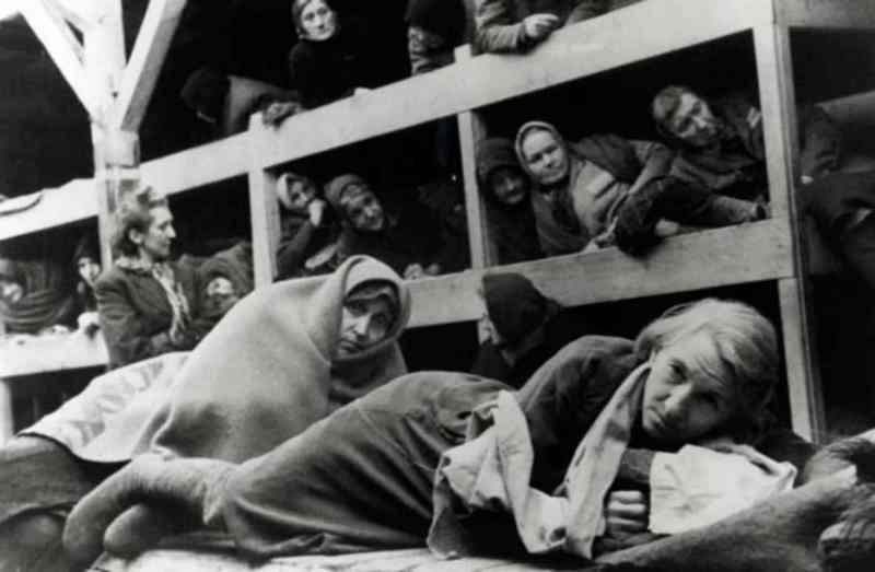 Узницы концлагеря Освенцим в бараке, нары