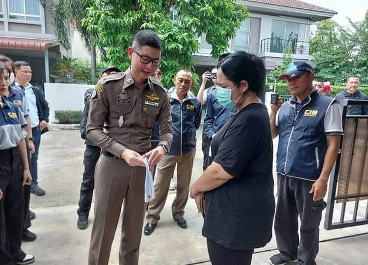 Вилаван Эмсават с офицером Центрального следственного бюро Таиланда