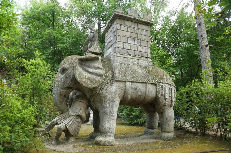 Боевой слон Ганнибала пожирает римского легионера &mdash; скульптура парка Бомарцо XVI век