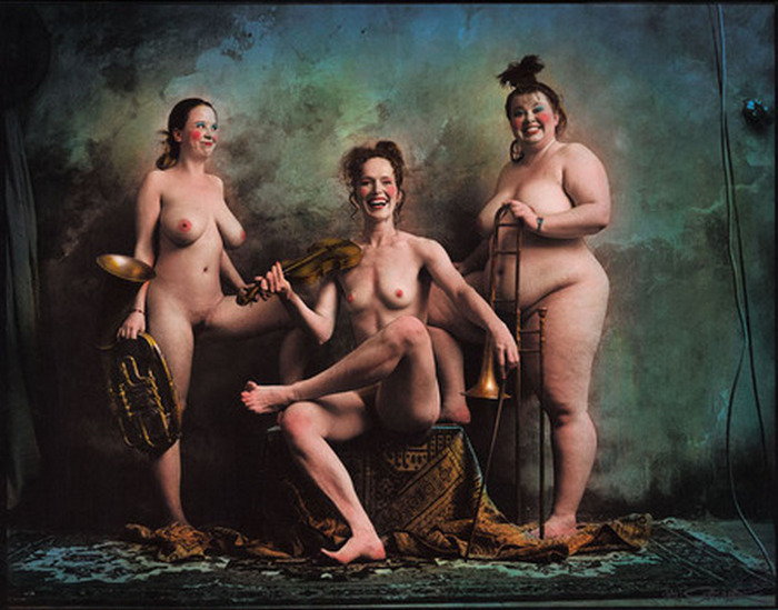 Женский оркестр &mdash; постановочная фотография Яна Саудека с театральными мотивами