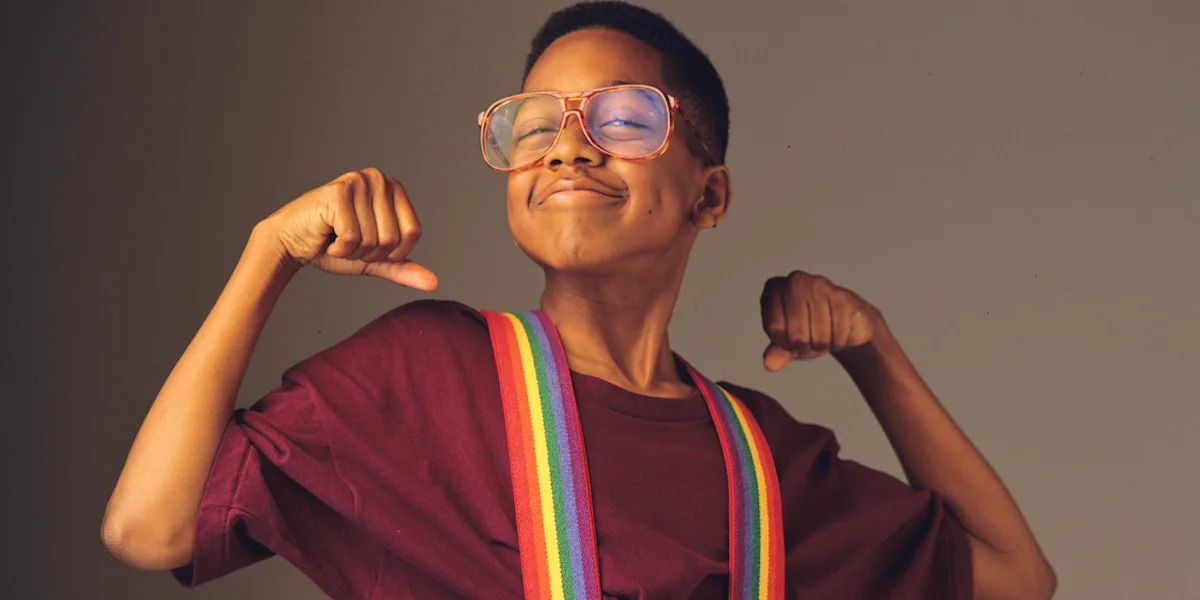 Стив Уркел из сериала Семейные ценности в огромных очках и подтяжках