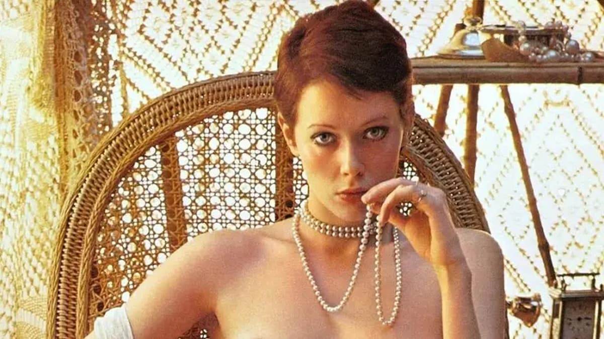 Афиша фильма Эммануэль 1974 Сильвия Кристель в плетёном кресле