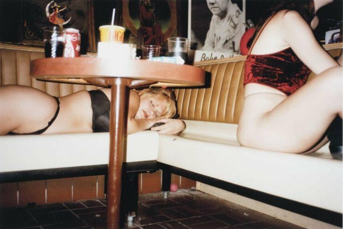 Танцовщица отдыхает в гримёрке стрип-клуба, фото Джулианы Бизли, серия Lapdancer