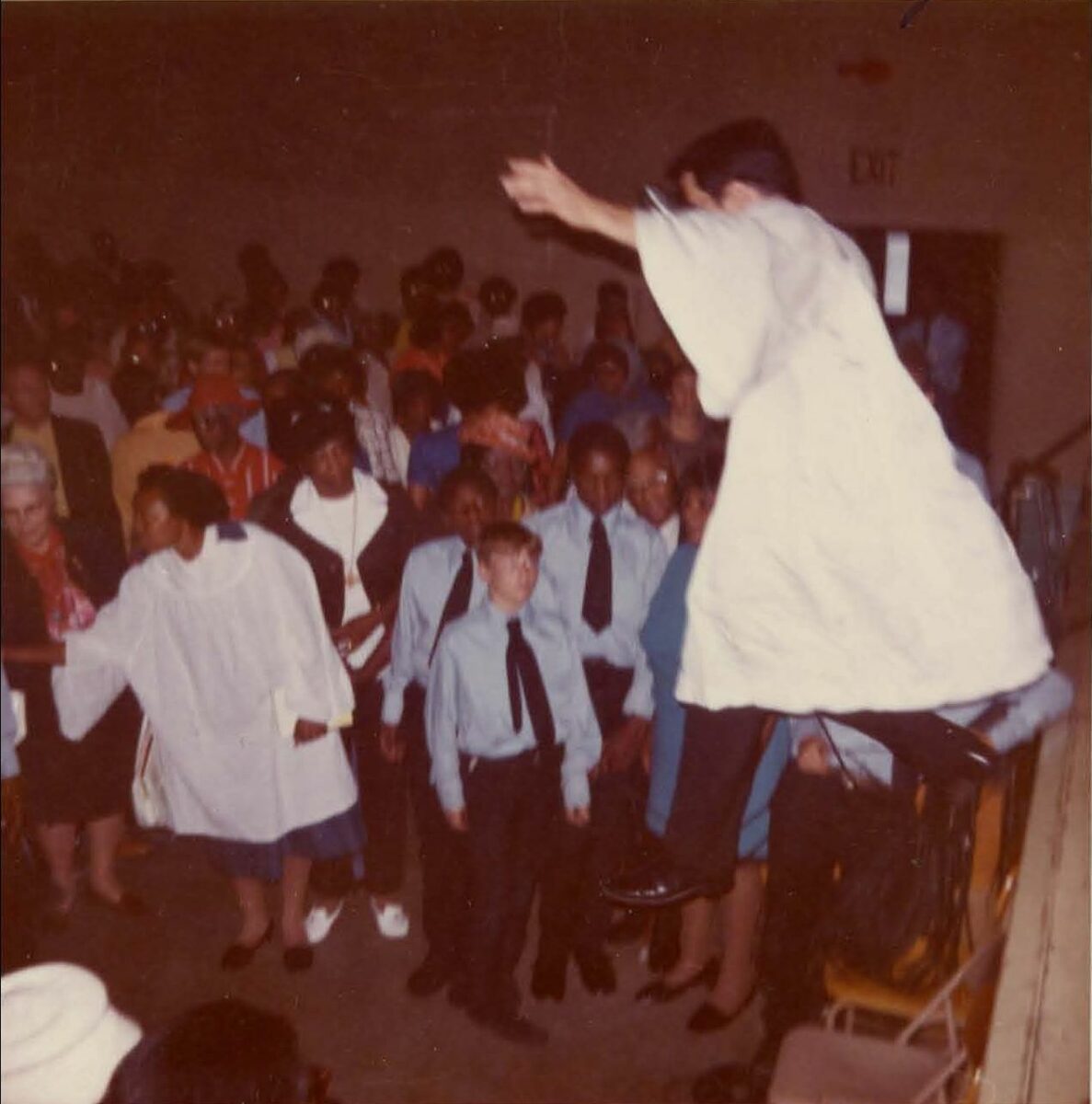 Джонс изображает религиозный экстаз на проповеди