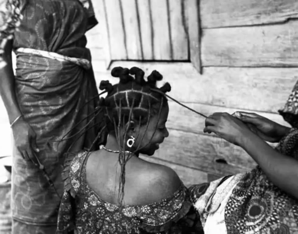 Плетение корнроу &mdash; сложная техника, требующая часов работы и передающаяся в африканских семьях из поколения в поколение