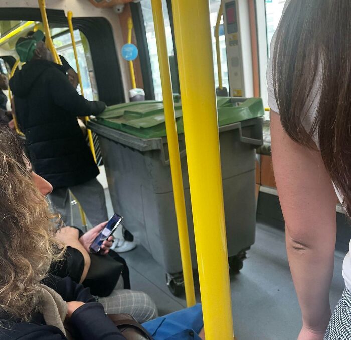 Фото зелёного мусорного бака в вагоне