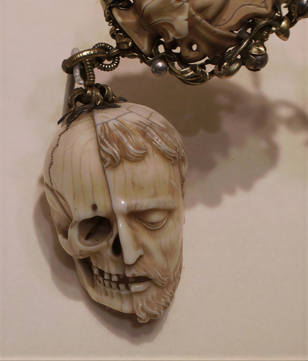 Резной череп memento mori из слоновой кости, 16 век