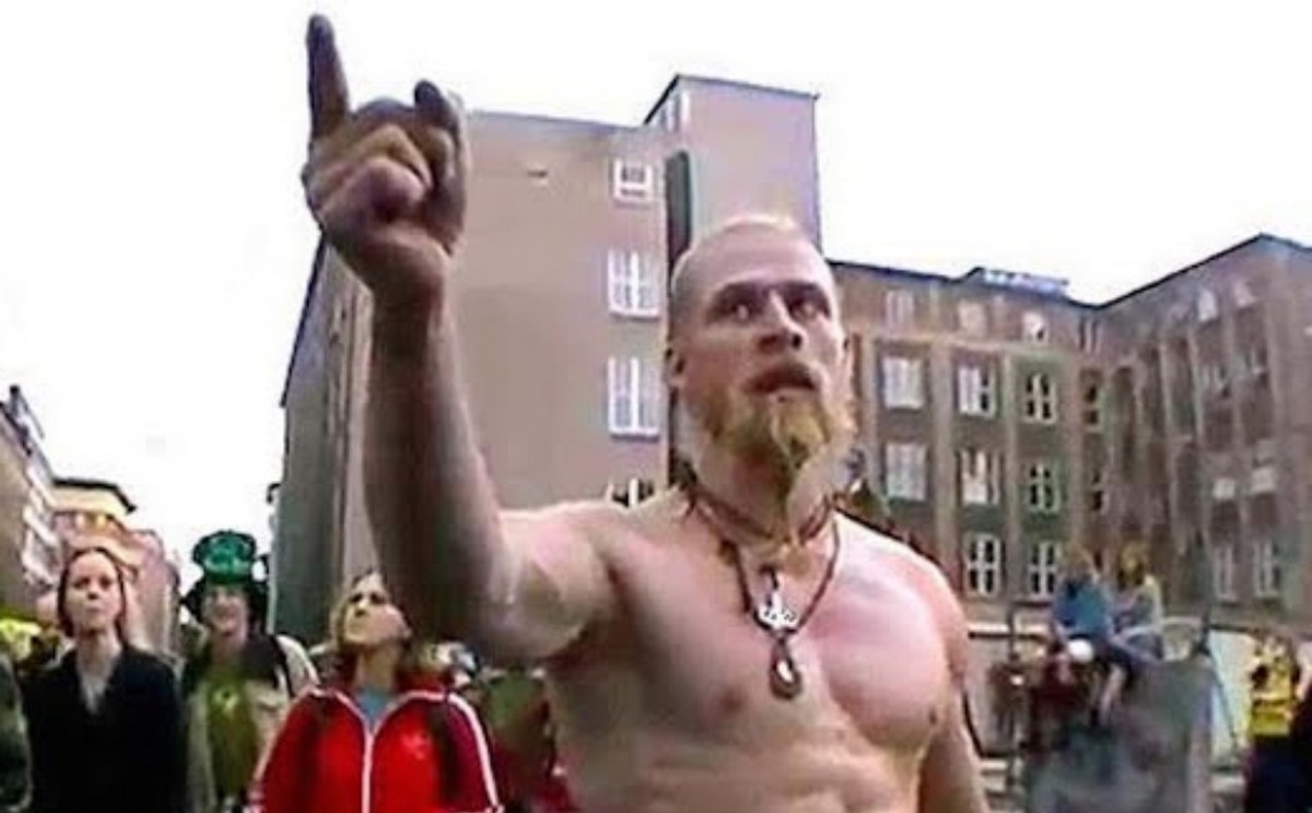 Техновикинг с развевающейся косой танцует в толпе на берлинской улице