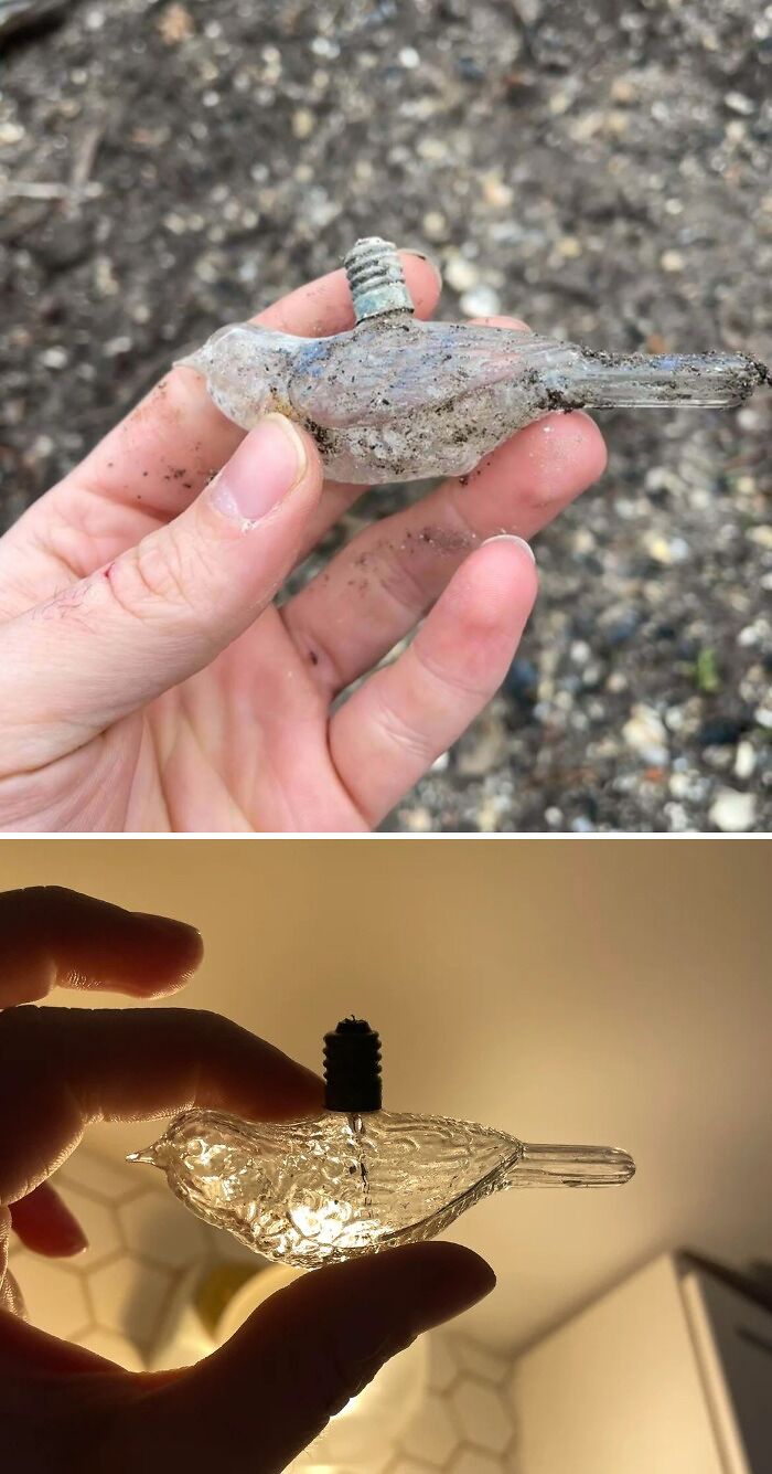 Рука держит стеклянную птичку из старой лампочки