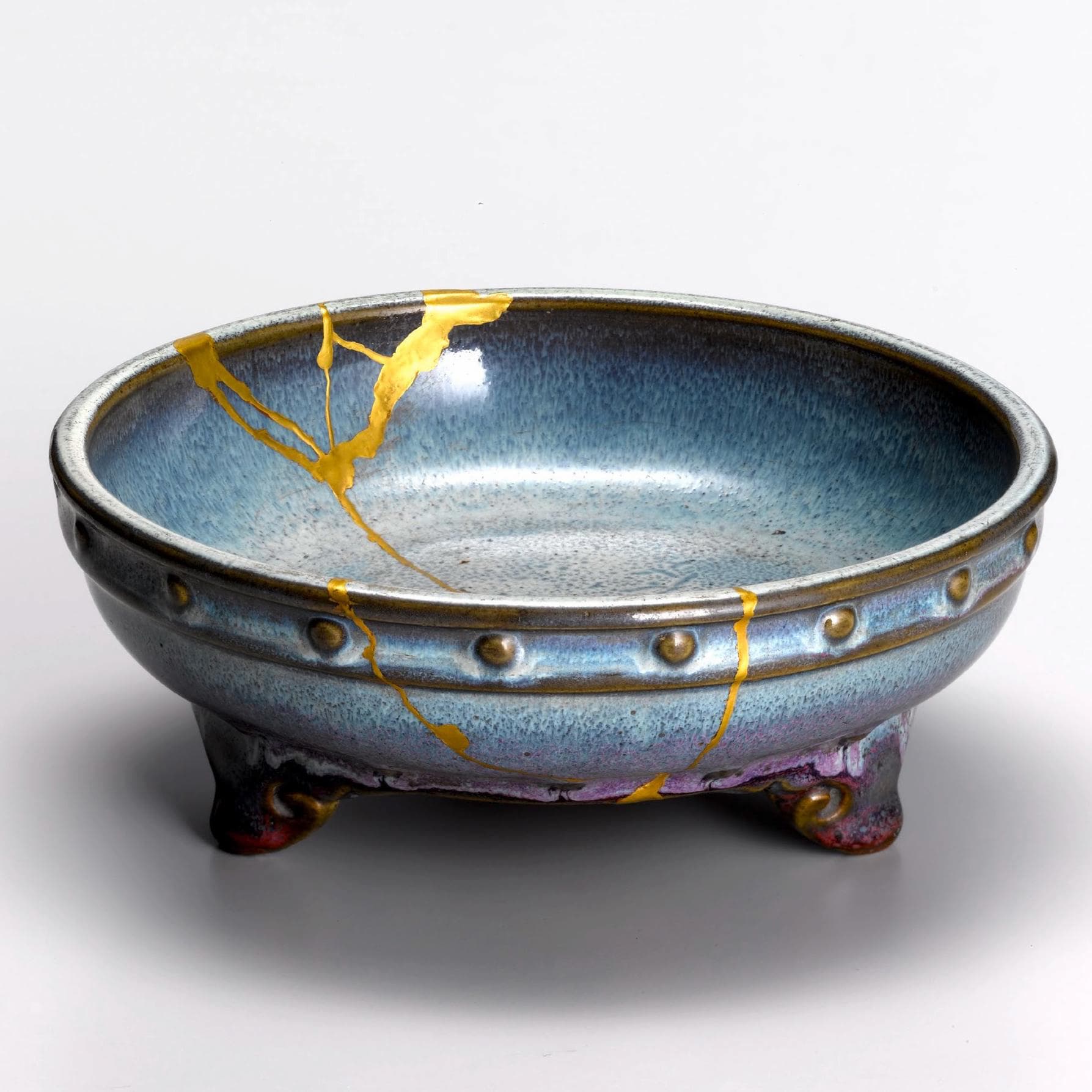 Китайская каменная миска с ремонтом золотым лаком кинцуги