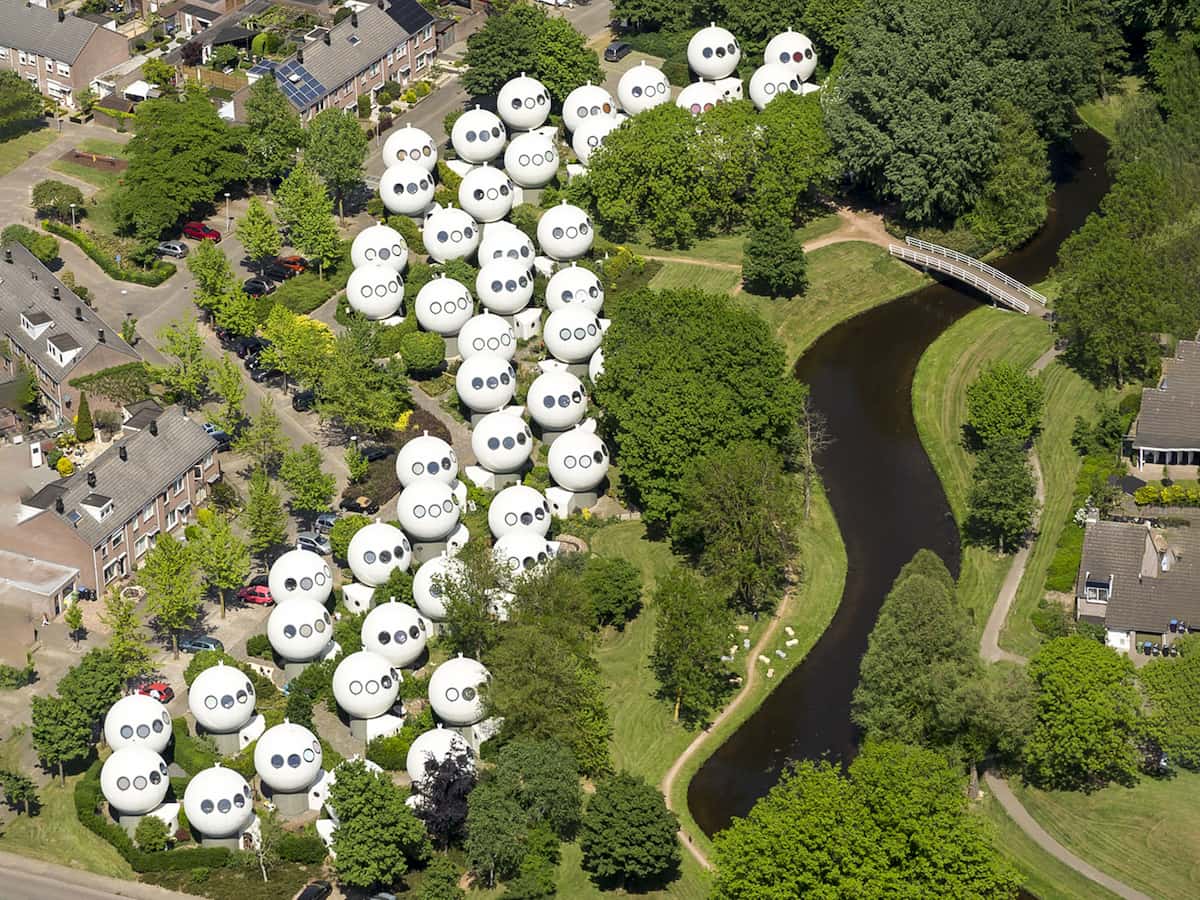 Круглые дома Болвонингена &mdash; группа шарообразных жилых сфер