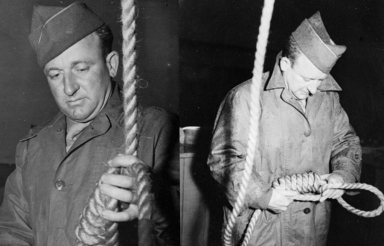 Джон Вудс готовит верёвку к казни, 1946 год