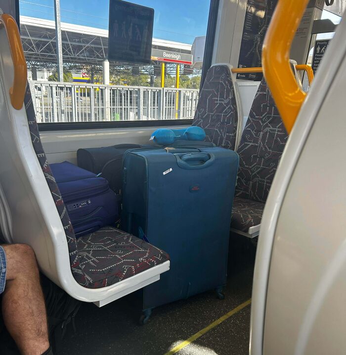 Большие чемоданы занимают пассажирские сиденья в автобусе