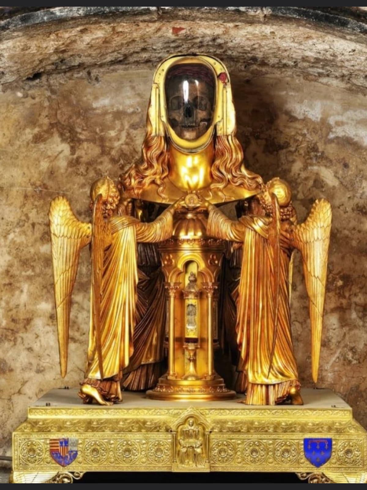 Золотая реликвария с черепом святой Марии Магдалины