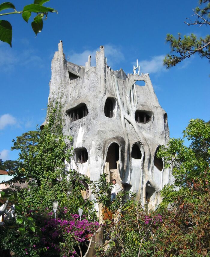 Гостевой дом Хань Нга в Далате &mdash; здание в форме гигантского дерева с пещерами, скульптурами животных и 10 тематическими номерами