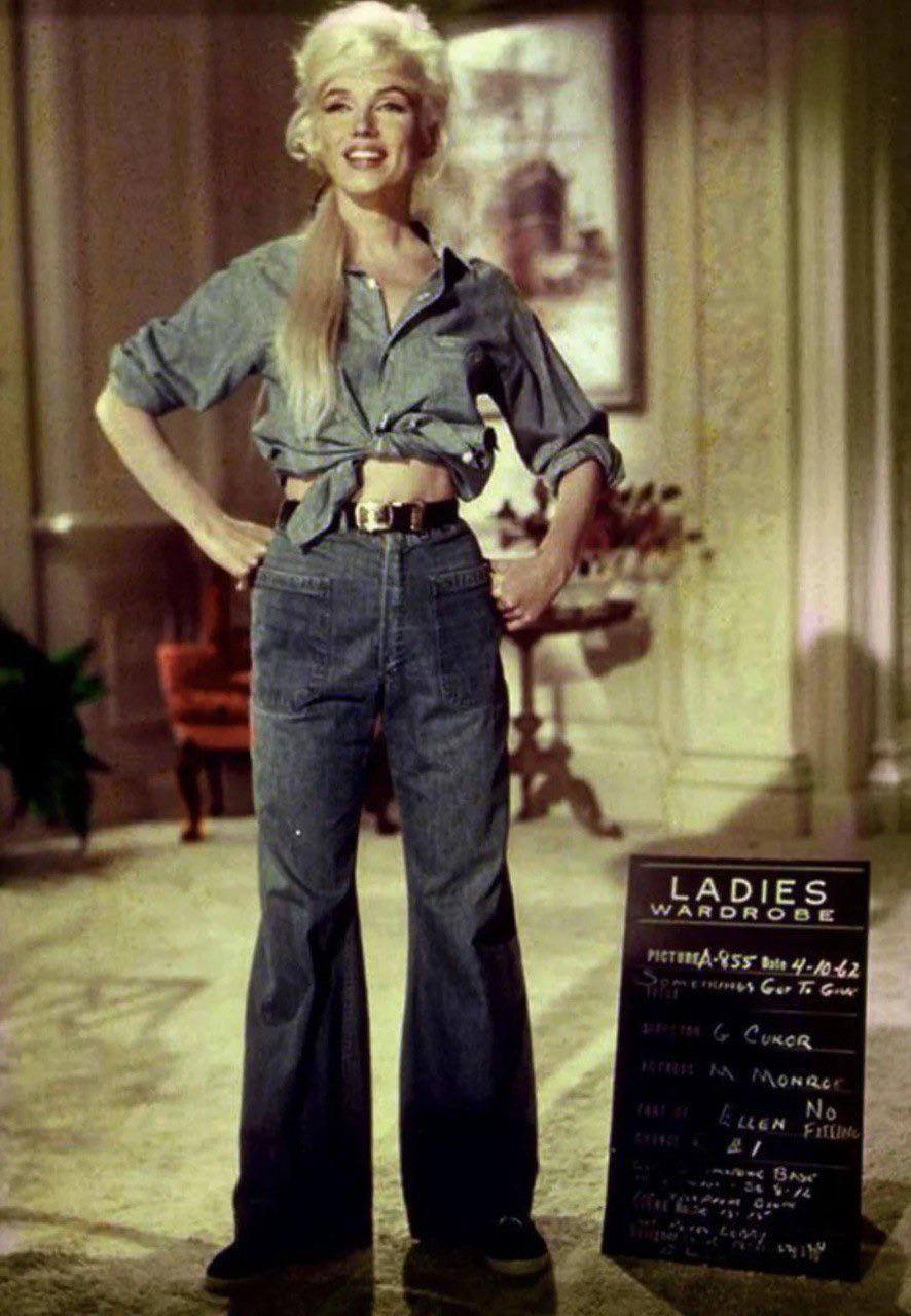 Мэрилин Монро на примерке костюма для фильма Что-то должно случиться 1962 год
