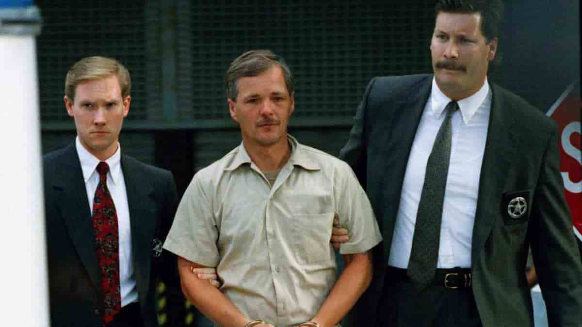 Джека Унтервегера выводят из здания суда в Граце &mdash; процесс 1994 года, 9 обвинительных приговоров