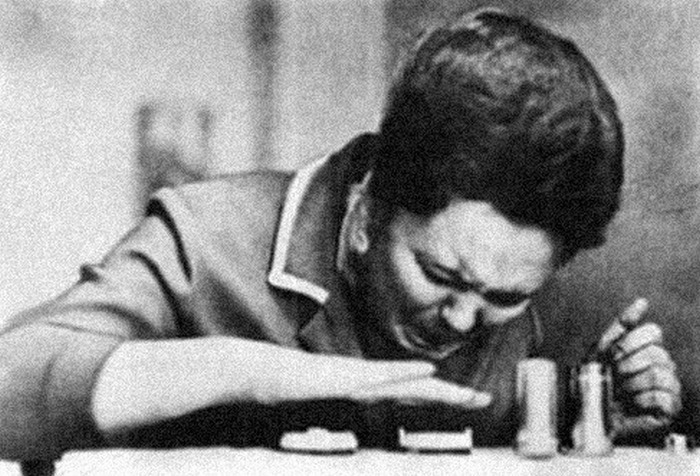 Нинель Кулагина демонстрирует телекинез напряжение лицо эксперимент