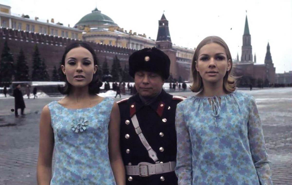 Нидерландские модели Соня Баккер и Фемке ван де Бош позируют в Москве для фотографа Пола Хафа, 1965 год