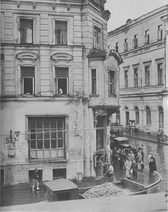 Москва 1947 &mdash; угол Неглинной и Пушечной улицы, прохожие