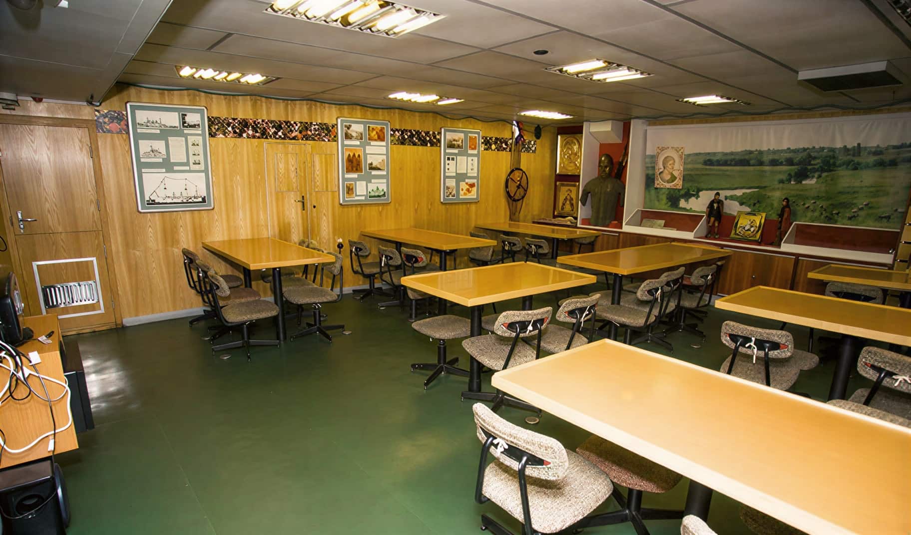 Несколько моряков в кают-компании за небольшим столом играют в нарды и домино.