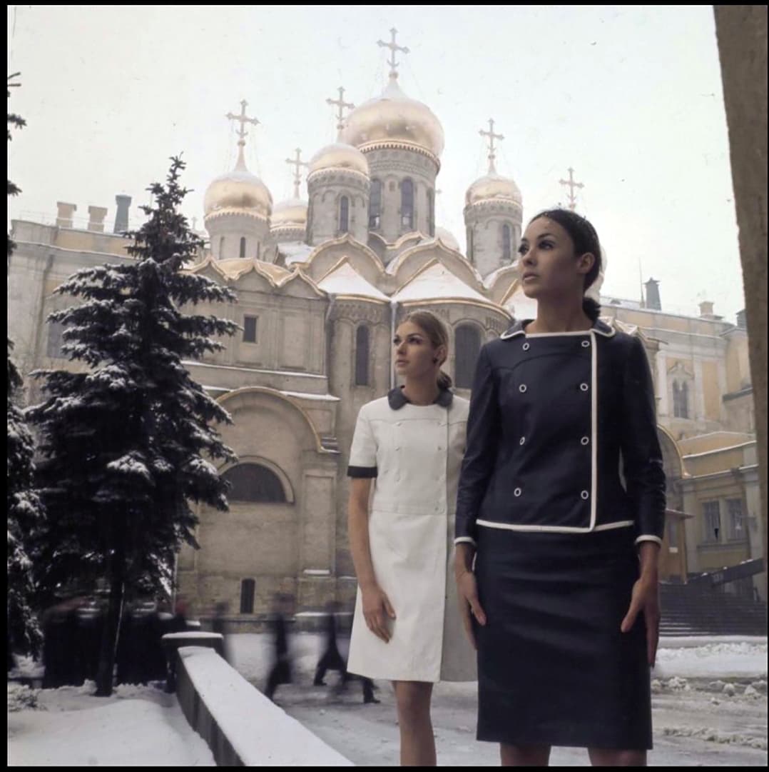 Модели на фоне Смоленского собора Новодевичьего монастыря