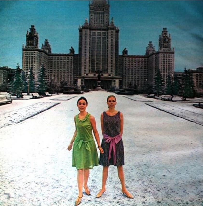 Нидерландская модель на фоне здания МГУ на Воробьёвых горах