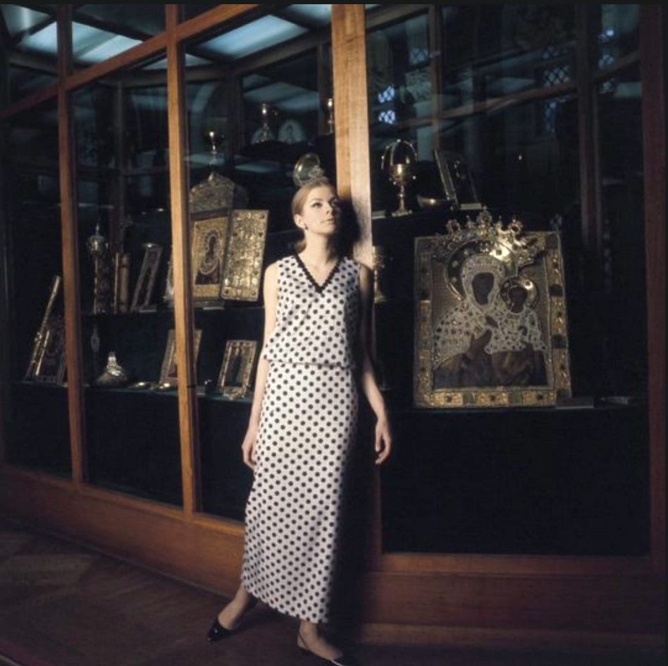 Модель в музейном зале с древнерусскими иконами