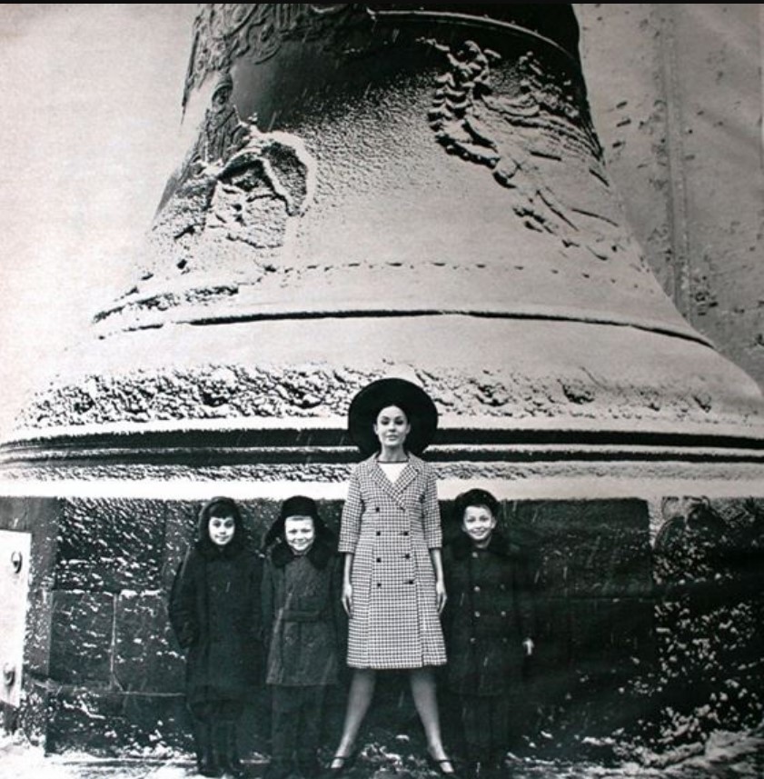 Нидерландская модель с советскими детьми у Царь-колокола в Кремле