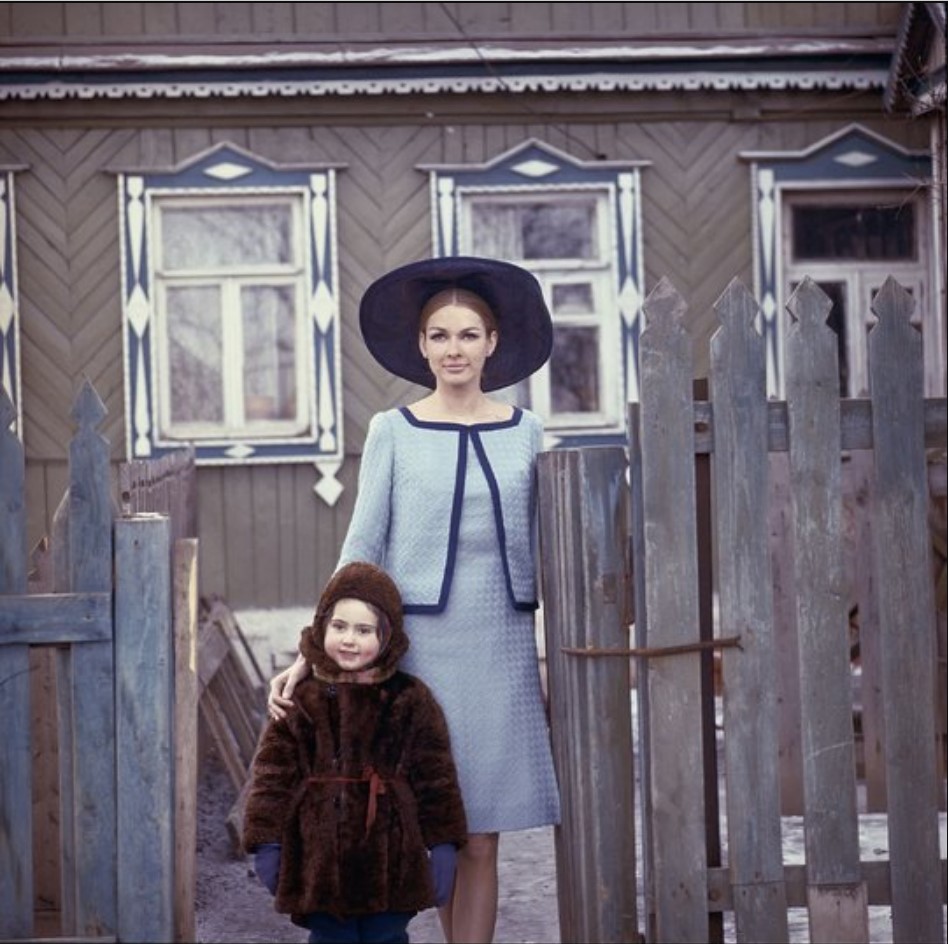 Нидерландская модель с советским ребёнком в подмосковной деревне