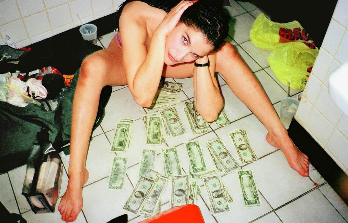 Джулиана Бизли, фотограф и бывшая стриптизёрша, автор книги Lapdancer 2003