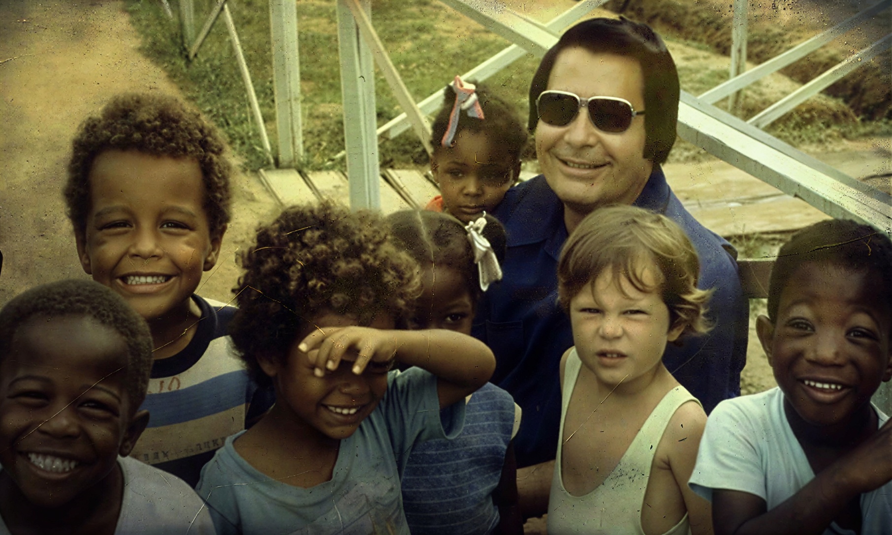 Джонс любил фотографироваться с детьми из общины