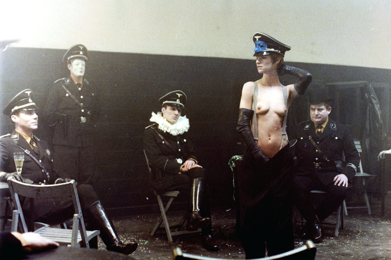 Шарлотта Рэмплинг и Дирк Богард в сцене из фильма Ночной портье Лилианы Кавани, 1974