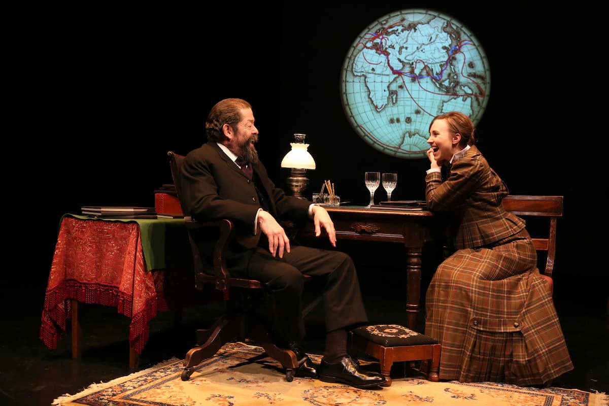 Сцена из спектакля Жюль Верн: С Земли на Луну в театре BAM Fisher, Нью-Йорк