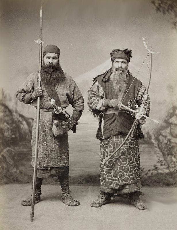 Двое мужчин айну с острова Хоккайдо Япония портрет начала XX века около 1900 года