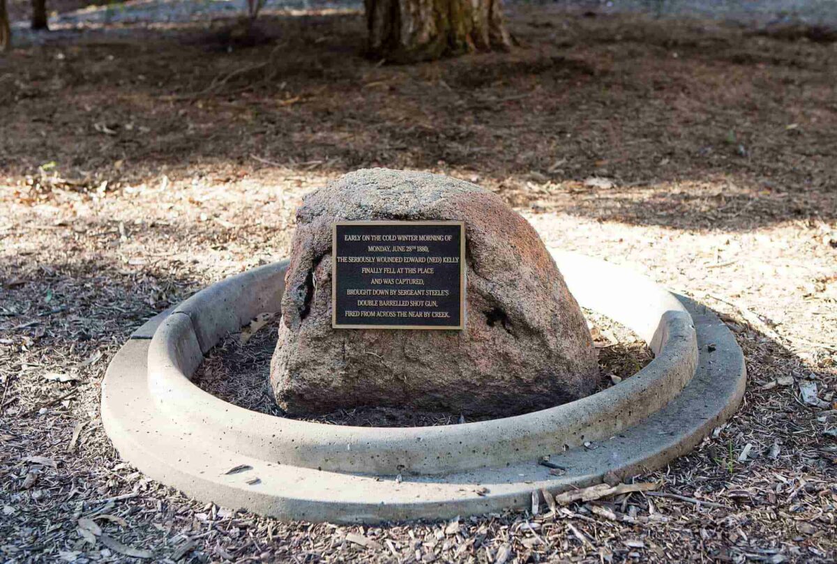 Мемориальный камень на месте последнего боя Неда Келли в Гленровене, Виктория