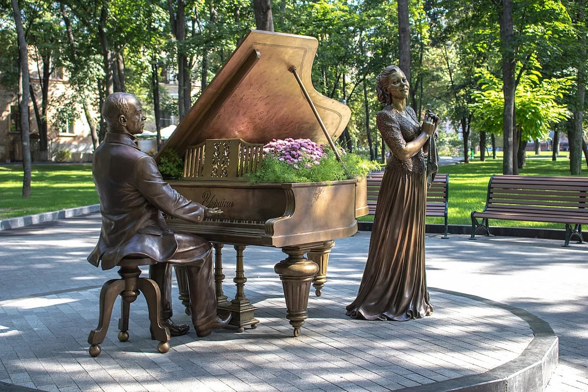 Бронзовый памятник Дунаевскому и Шульженко в Харькове на фоне зелени