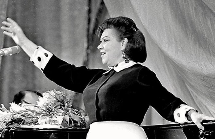 Портрет Клавдии Шульженко в зрелом возрасте на тёмном фоне