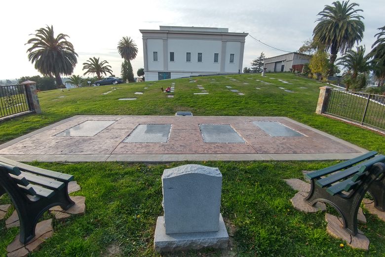 Надгробия погибших в Джонстауне на кладбище в Окленде, Калифорния