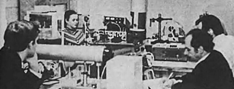 Нинель Кулагина среди лабораторных приборов АН СССР эксперимент