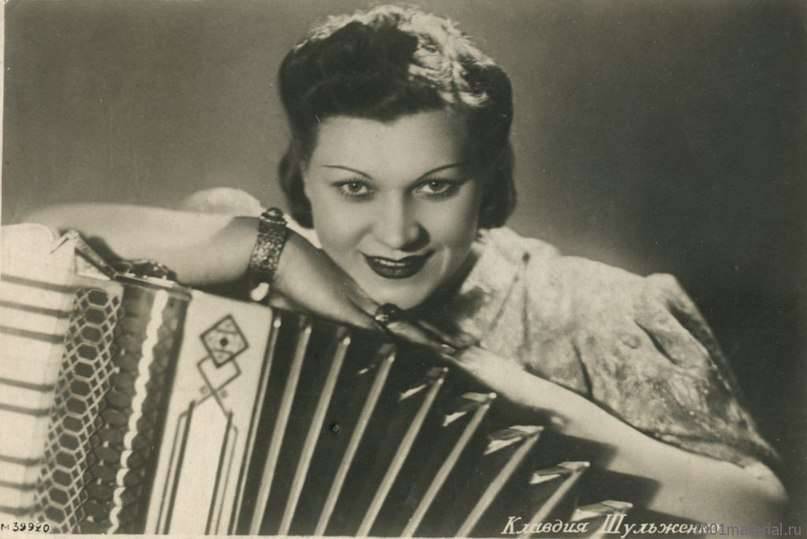 Клавдия Шульженко позирует с баяном в довоенные годы