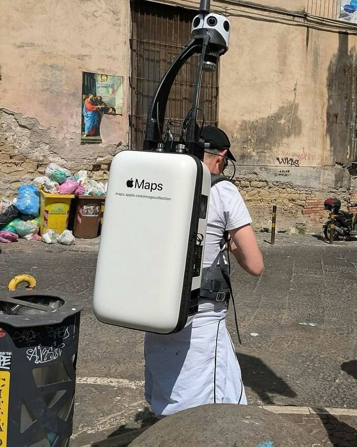 Сотрудник Apple с рюкзачной камерной системой для съёмки пешеходных маршрутов для Apple Maps